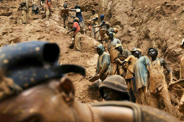 Les mines d’or de Siguiri envahies par les parents d’Alpha Condé : Le préfet appelle à les chasser