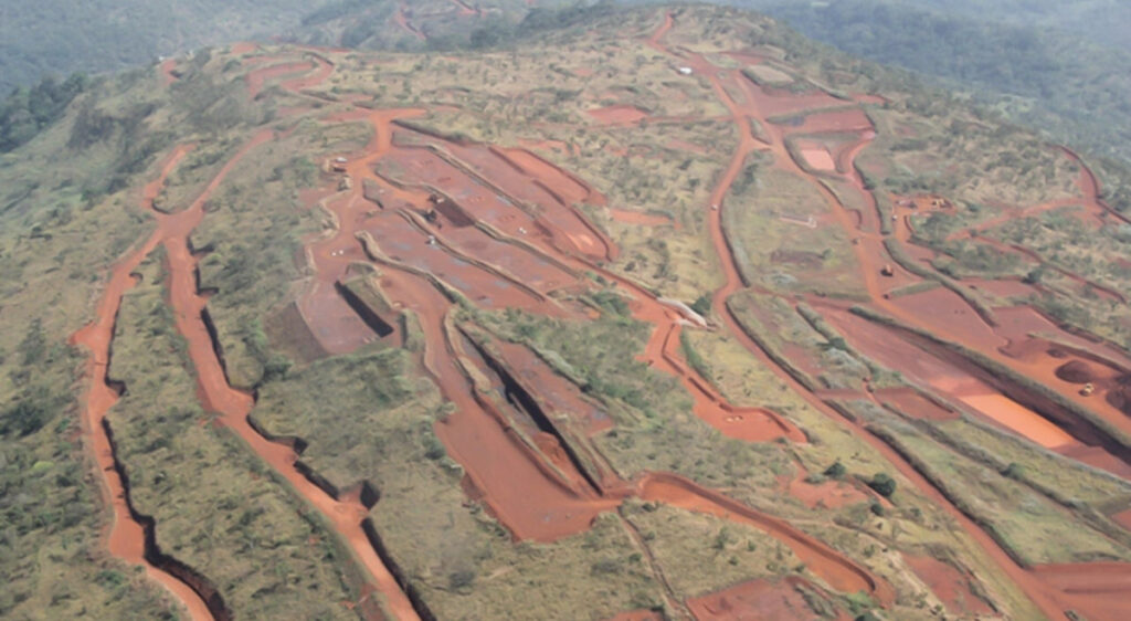 Tragédie africaine: 15 milliards de dollars pour pomper le fer en Guinée mais presque tout appartient aux Chinois