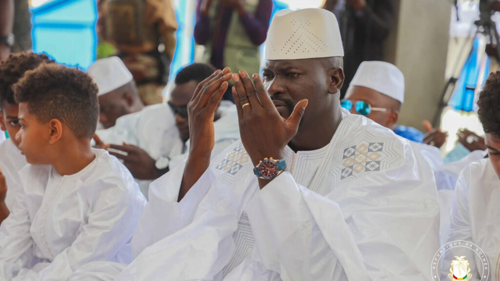 Le président de la transition honore Labé lors de la prière d’Aid Al-Fitr, malgré les liens tendus avec Cellou Dalein Diallo