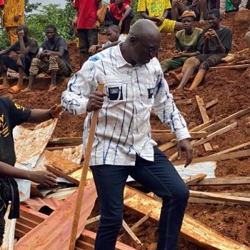 Manéah : Un éboulement nocturne fait des victimes, le Ministre des Infrastructures sur les lieux