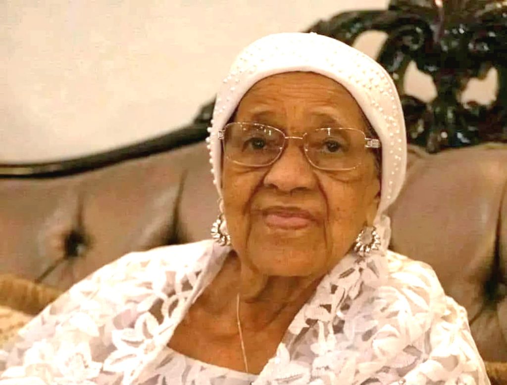 Hommage à Hadja Andrée Touré : l’incarnation de la dignité guinéenne (Par Boubacar Yacine Diallo)